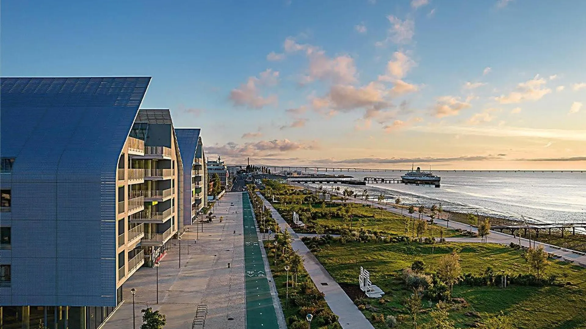 Lisbon Riverside Rooftop Apartment
